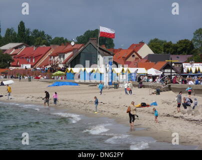 I turisti alla spiaggia del villaggio di pescatori di Hel alla penisola di Hel in Polonia, nella foto 15 agosto 2013. Foto: Beate Schleep/dpa Foto Stock