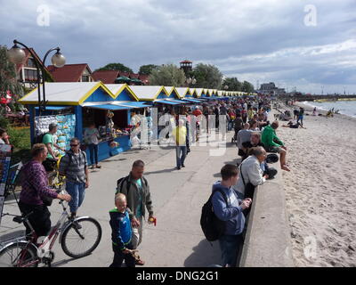 Souvenir turistici sellors presso la spiaggia del villaggio di pescatori di Hel alla penisola di Hel in Polonia, nella foto 15 agosto 2013. Foto: Beate Schleep/dpa Foto Stock