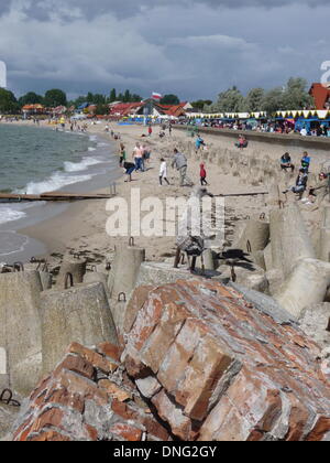 I turisti alla spiaggia del villaggio di pescatori di Hel alla penisola di Hel in Polonia, nella foto 15 agosto 2013. Foto: Beate Schleep/dpa Foto Stock