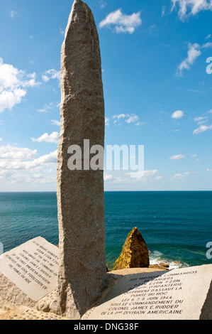 La spiaggia e il monumento a Pointe du Hoc, Normandia, Francia Foto Stock