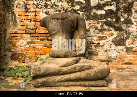 Statua di Buddha in rovina in Ayutthaya. Foto Stock