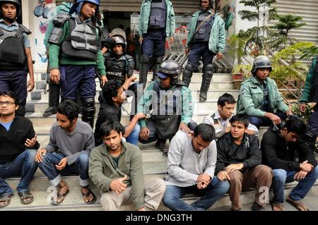 Dacca in Bangladesh. 27 Dic, 2013. Poliziotti di arrestare gli attivisti di Hizb ut-Tahrir accomunate dallo stesso impegno partito islamico come essi assistere ad una processione in vista delle prossime elezioni a Dhaka, nel Bangladesh, Dic 27, 2013. Credito: Shariful Islam/Xinhua/Alamy Live News Foto Stock