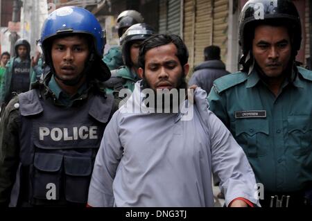 Dacca in Bangladesh. 27 Dic, 2013. Poliziotti di arrestare un attivista di Hizb ut-Tahrir accomunate dallo stesso impegno partito islamico come frequenta una processione in vista delle prossime elezioni a Dhaka, nel Bangladesh, Dic 27, 2013. Credito: Shariful Islam/Xinhua/Alamy Live News Foto Stock