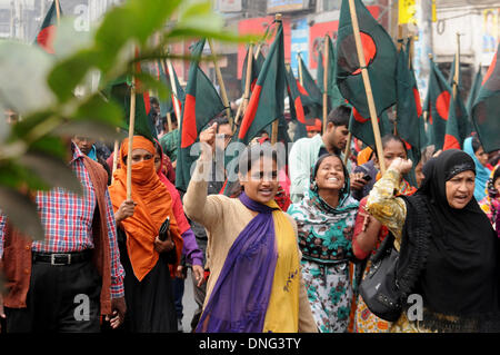 Dacca, Dic 27. 27 Dic, 2013. Indumento lavoratori partecipare a un raduno di protesta con le bandiere del Bangladesh esigente la detenzione del proprietario della moda Tazreen Limited fabbrica di indumento a Dhaka, nel Bangladesh, Dic 27, 2013. Almeno 112 lavoratori sono stati uccisi in un incidente di fuoco alla moda Tazreen Limited fabbrica di indumento a Ashulia sulla periferia della capitale Dhaka su nov. 24, 2012. Credito: Shariful Islam/Xinhua/Alamy Live News Foto Stock