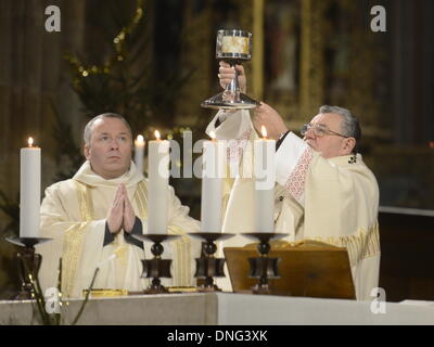 Praga, Repubblica Ceca. 25 Dic, 2013. Arcivescovo di Praga e il cardinale della Chiesa Cattolica Romana Dominik Duka serve una Messa di Mezzanotte nella cattedrale di San Vito al Castello di Praga, Praga, Repubblica ceca sul dicembre 25, 2013. Credito: CTK/Alamy Live News Foto Stock