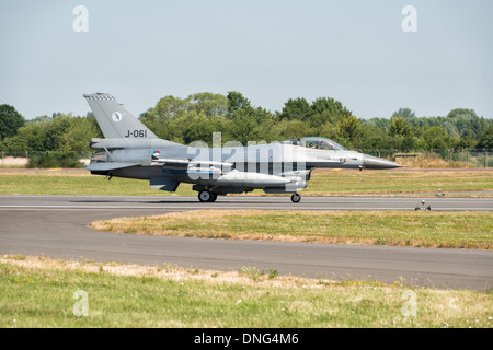 Un Royal Netherlands Air Force F-16AM Fighting Falcon jet da combattimento da 322 Squadrone rallenta dopo lo sbarco a RAF Fairford Foto Stock