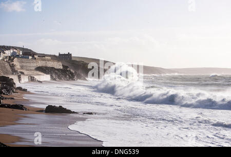 Enorme mari ha colpito la costa del Regno Unito ad alta marea in Porthleven durante le tempeste invernali Foto Stock