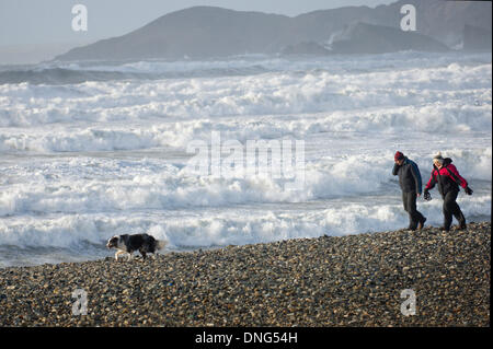 Newgale, Pembrokeshire, Wales, Regno Unito. 27 dicembre 21013. Tempesta di vento di forza creato enormi onde come lontano come orizzonte sulla costa sud occidentale del Galles. Credito: Graham M. Lawrence/Alamy Live News. Foto Stock