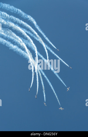 La Nazionale Italiana di Acrobazia Team Display Il Frecce Tricolori eseguire una bomba scoppia durante la loro visualizzazione presso il Royal International Air Foto Stock