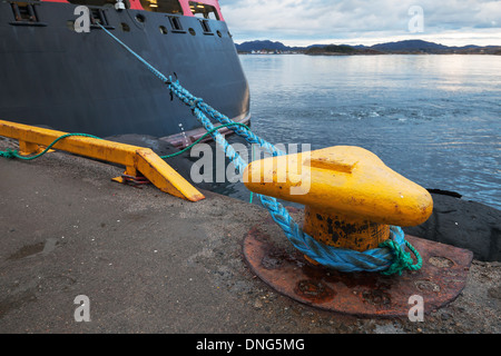 Giallo bollard ormeggio con blu corda navale Foto Stock