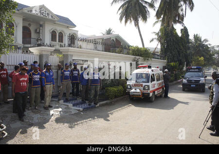 Di Karachi, Pakistan. 27 Dic, 2013. I parenti di sette anni ragazza, Uzma chi ha ucciso in Hand Grenade attacco in una casa situata nel blocco P.E.C.H.S 02, sono in lutto e consolando gli uni degli altri in ospedale Jinnah Karachi il Venerdì, Dicembre 27, 2013. La casa è di proprietà di un commerciante e secondo la polizia estorsione mafia attaccato sulla casa ha causato una ragazza morta e un ragazzo ferito. Credito: Asianet-Pakistan/Alamy Live News Foto Stock