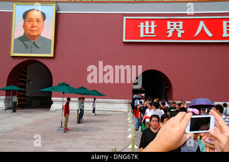 Pechino Cina, cinese, Dongcheng District, Chang'an Avenue, Tian'anmen, Tianananmen, Città Imperiale, caratteri cinesi hànzì pinyin, porta, Mao Zedong ritratto, A Foto Stock