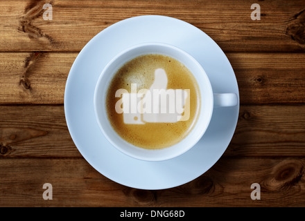 Pollice in alto segno nel caffè Foto Stock