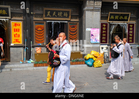 Pechino Cina, cinese, Chaoyang District, Panjiayuan Weekend sterrato mercato delle pulci, shopping shopper negozi negozi mercati di acquisto di mercato vendere, re Foto Stock