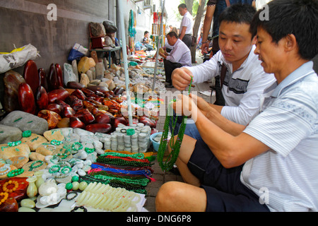 Pechino Cina, cinese, orientale, Chaoyang District, Panjiayuan Weekend sterrato mercato delle pulci, shopping shopper shopping negozi negozi mercati di acquisto vendere, retai Foto Stock