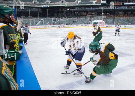 Alta scuola ragazze Hockey su Ghiaccio Foto Stock