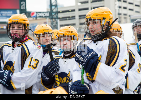 Alta scuola ragazze Hockey su Ghiaccio Foto Stock