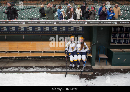 Alta scuola ragazze Hockey su Ghiaccio Foto Stock