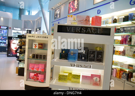 Miami Florida,FL,Sud,Miami Dade County,Miami International Airport,mia,terminal,gate,shopping shopper shopping shopper negozi mercato mercati Foto Stock