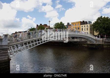 Halfpenny ponte sopra il fiume Liffey, Dublino, Irlanda Foto Stock
