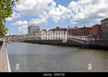 Halfpenny ponte sopra il fiume Liffey, Dublino, Irlanda Foto Stock