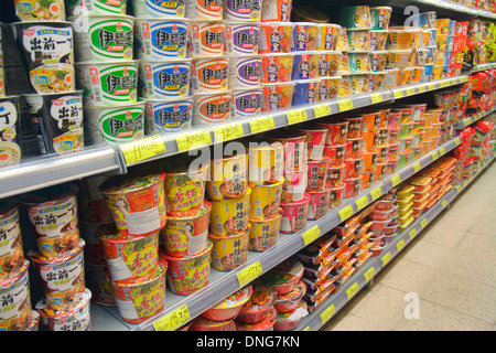 Hong Kong Cina,HK,Asia,Cinese,Orientale,Isola,North Point,King's Road,ParknShop Superstore,negozio di alimentari,supermercato,cibo,vendita scaffali esposizione Foto Stock