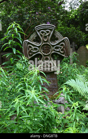 Grave da Celtic Revival periodo celtico con nodi sulla croce nella chiesa di St Peters sagrato , Southborough comune, Kent , Inghilterra Foto Stock