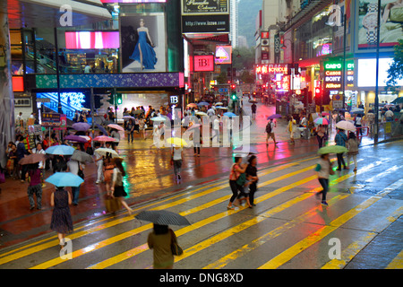 Hong Kong Cina, Hong Kong, Asia, cinese, orientale, isola, Causeway Bay, Yee Wo Street, East Point Road, meteo, pioggia, cartelli, neon, ombrelloni, serata notturna, shopping Foto Stock