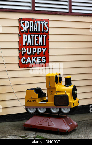 Vecchio stile annuncio di metallo per Brevetto Spratts cucciolo di torte e toy train, Tenterden stazione, Kent & East Sussex Railway, Inghilterra Foto Stock