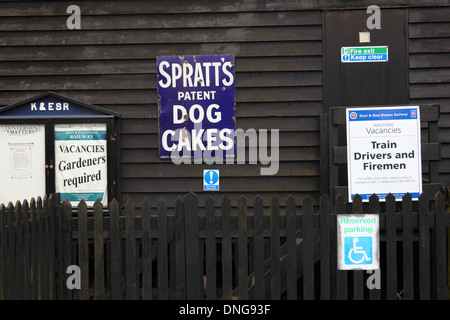 Vecchio stile annuncio di metallo per cane Spratts torte e le offerte di posti di lavoro, Tenterden stazione, Kent & East Sussex Railway, Inghilterra Foto Stock