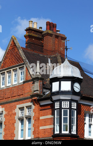 Dettaglio dei timpani e camini vittoriano su edifici in mattoni di High Street, Tonbridge, Kent , Inghilterra Foto Stock