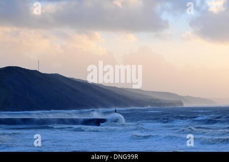 Aberystwyth, Wales, Regno Unito. Il 27 dicembre 2013. Tempesta surf colpisce la riva di Cardigan Bay in Aberystwyth, Galles dopo la seconda gale della settimana di Natale colpisce la costa occidentale del Regno Unito - 27 dic 2013. Photo credit: John Gilbey/Alamy Live News. Foto Stock