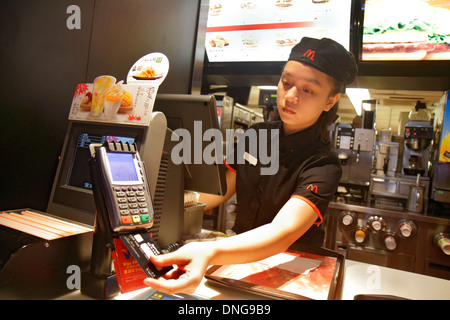 Hong Kong Cina, Hong Kong, Asia, cinese, orientale, Kowloon, Prince Edward, Nathan Road, McDonald's, hamburger, fast food, ristorante, ristoranti, caffetteria Foto Stock