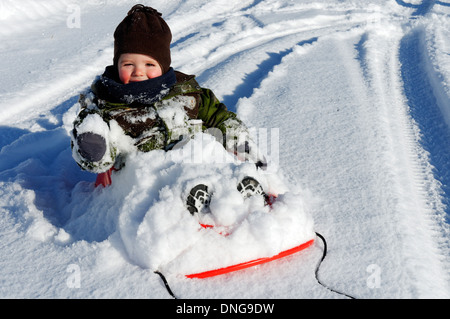 A 20 mesi baby boy su una slitta Foto Stock