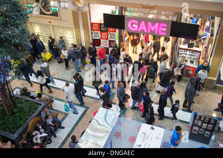 Game shop all'interno del Intu Trafford Centro commerciale al coperto in complesso Dumplington, Greater Manchester, Inghilterra Foto Stock