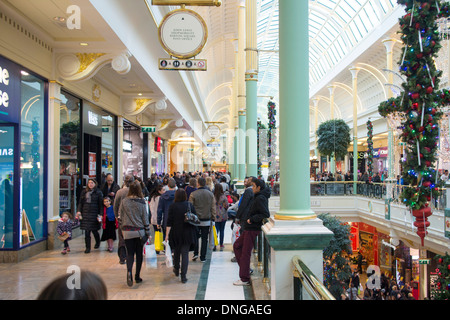 All'interno del Intu Trafford Centro commerciale al coperto in complesso Dumplington, Greater Manchester, Inghilterra Foto Stock