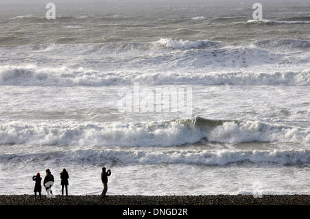 Newgale, Pembrokeshire, Wales, Regno Unito. 27 dicembre 21013. Tempesta di vento di forza creare onde enormi per quanto riguarda l'orizzonte sulla costa sud occidentale del Galles. Credito: Graham M. Lawrence/Alamy Live News. Foto Stock