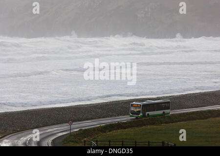 Newgale, Pembrokeshire, Wales, Regno Unito. 27 dicembre 21013. Tempesta di vento di forza creare onde enormi per quanto riguarda l'orizzonte sulla costa sud occidentale del Galles. Credito: Graham M. Lawrence/Alamy Live News. Foto Stock