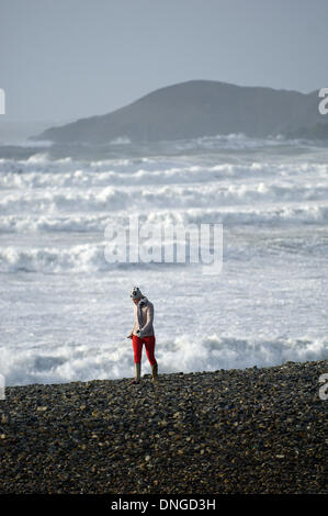 Newgale, Pembrokeshire, Wales, Regno Unito. 27 dicembre 21013. Tempesta di vento di forza creare onde enormi per quanto riguarda l'orizzonte sulla costa sud occidentale del Galles. Credito: Graham M. Lawrence/Alamy Live News. Foto Stock