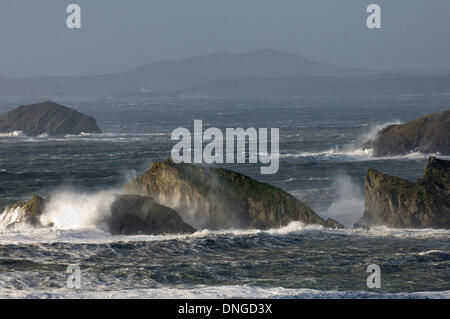 Newgale, Pembrokeshire, Wales, Regno Unito. 27 dicembre 21013. Tempesta di vento di forza creare onde enormi per quanto riguarda l'orizzonte sulla costa sud occidentale del Galles. Credito: Graham M. Lawrence/Alamy Live News. Foto Stock