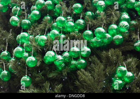 Tempo di Natale a Londra baubles decorazioni su di un albero di Natale Foto Stock