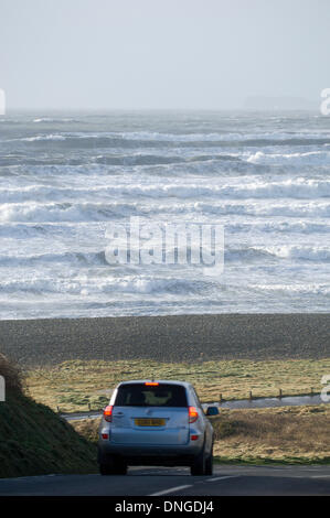 Newgale, Pembrokeshire, Wales, Regno Unito. 27 dicembre 21013. Tempesta di vento di forza creato enormi onde come lontano come orizzonte sulla costa sud occidentale del Galles. Credito: Graham M. Lawrence/Alamy Live News. Foto Stock