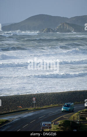 Newgale, Pembrokeshire, Wales, Regno Unito. 27 dicembre 21013. Tempesta di vento di forza creato enormi onde come lontano come orizzonte sulla costa sud occidentale del Galles. Credito: Graham M. Lawrence/Alamy Live News. Foto Stock