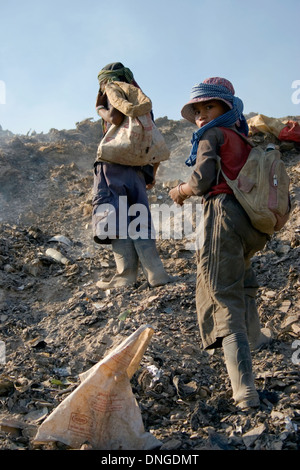 Due giovani bambino operaio ragazze sono la raccolta di materiale riciclabile al tossico Stung Meanchey discarica in Phnom Penh Cambogia. Foto Stock