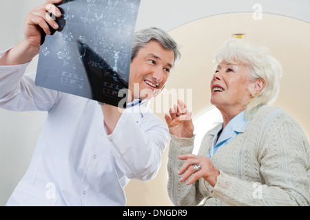 Medico con il paziente cerchi a raggi X Foto Stock