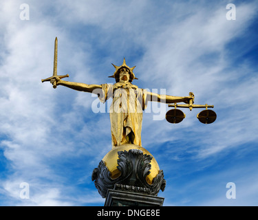 Old Bailey statua della Madonna la giustizia. Centrale di Corte Penale, Londra, Regno Unito. Foto Stock