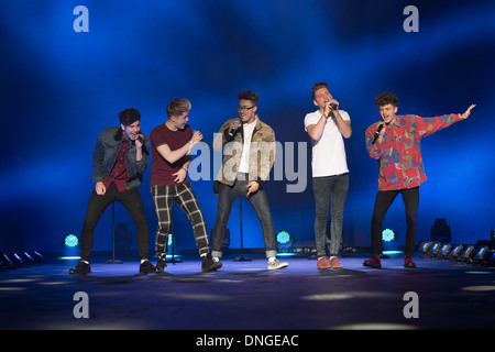 Xfactor finalisti Kingsland Road eseguire sul palco principale al vestiti show live Foto Stock