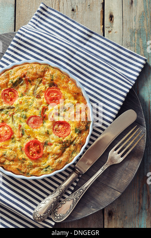 Frittata con verdure fresche e carni di pollo in stampo da forno Foto Stock