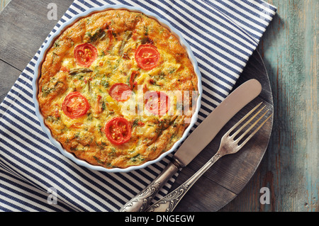 Frittata con verdure fresche e carni di pollo in stampo da forno Foto Stock