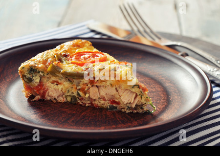 Frittata con verdure fresche e carni di pollo sulla piastra Foto Stock